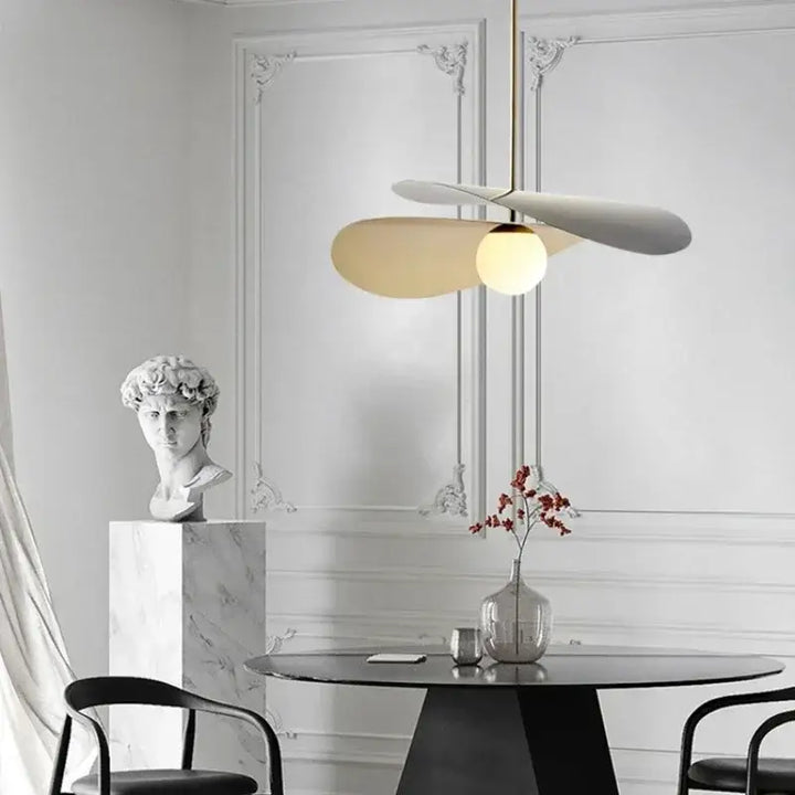 Suspension Moderne Blanche Design Ailée et Globe Opale

