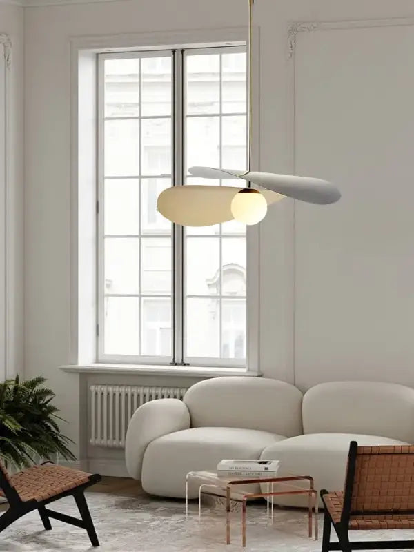 Suspension Moderne Blanche Design Ailée et Globe Opale

