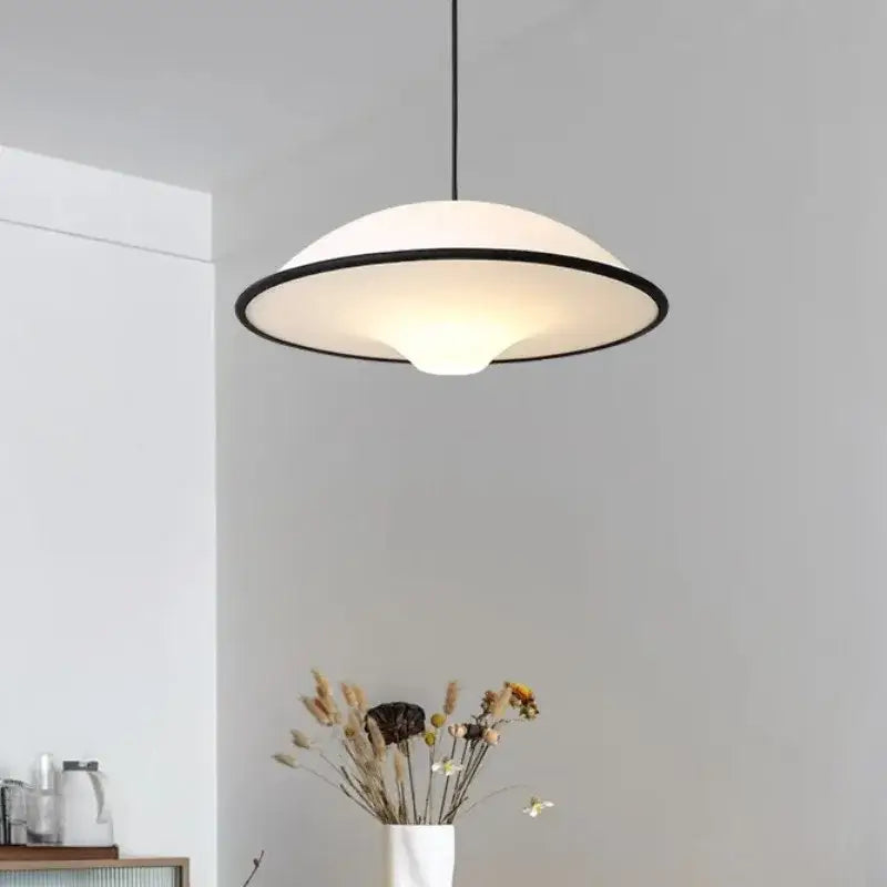 Suspension moderne blanche design épuré salle à manger

