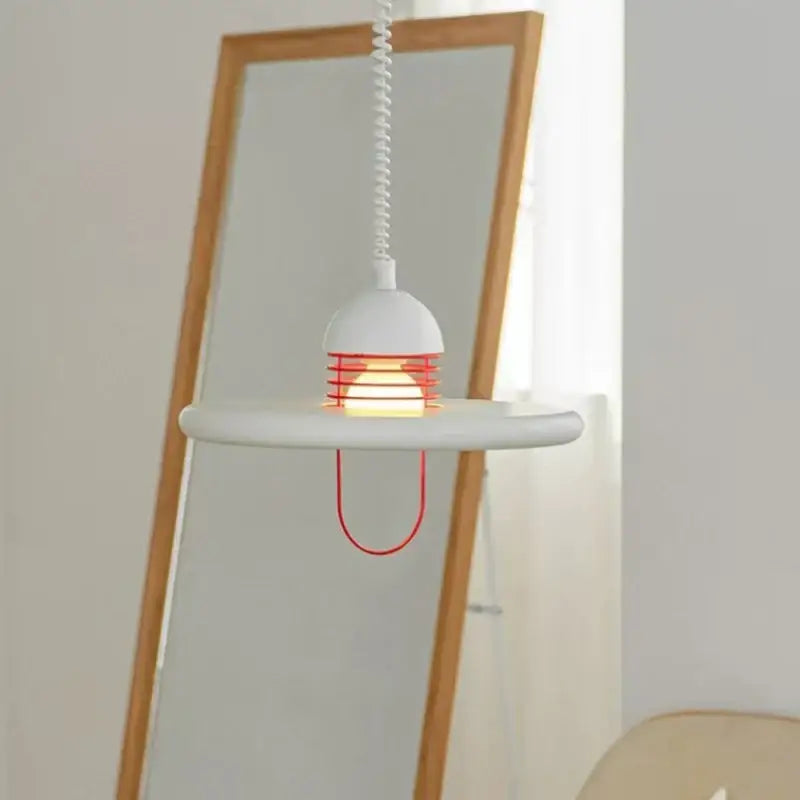 Suspension moderne blanche et rouge en forme de disque épurée