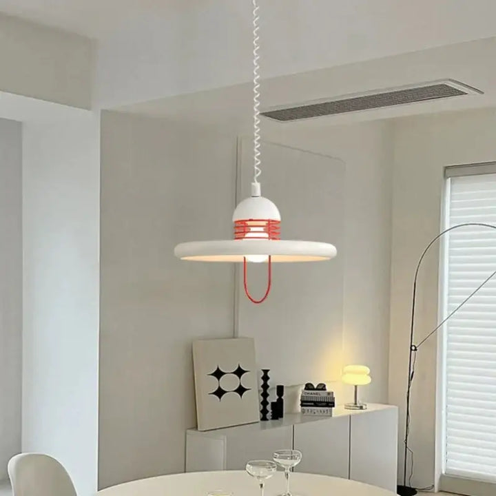 Suspension moderne blanche et rouge en forme de disque épurée