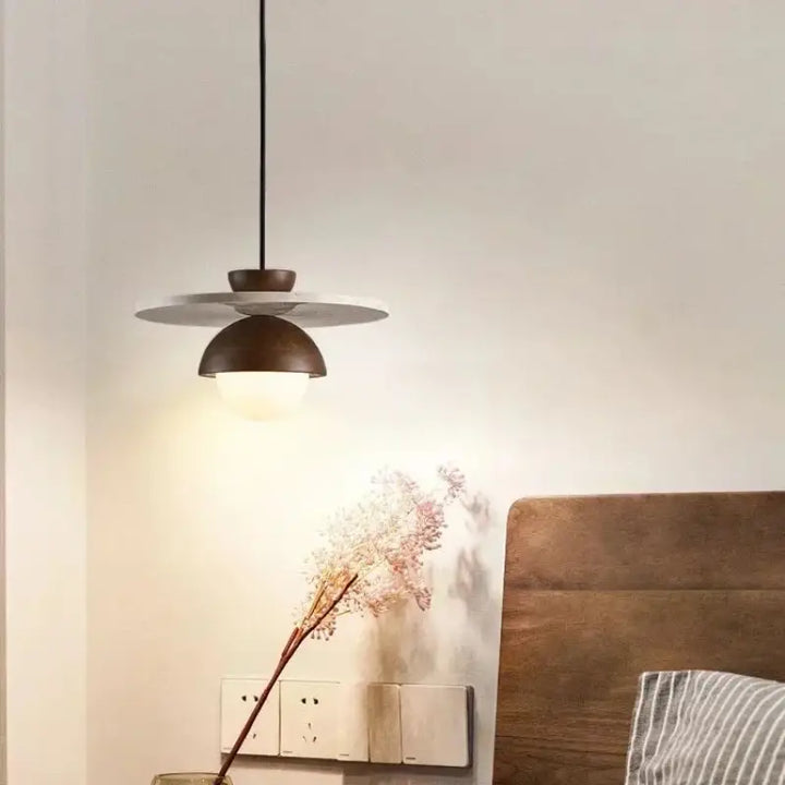 Suspension moderne bois et disque blanc avec globe lumineux décoratif

