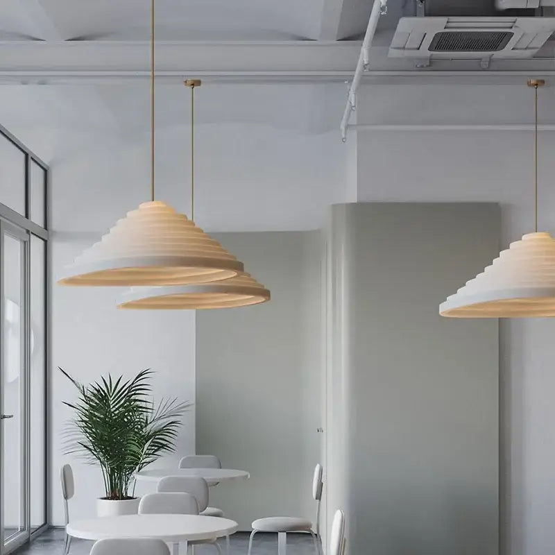 Suspension moderne en spirale conique style architectural

