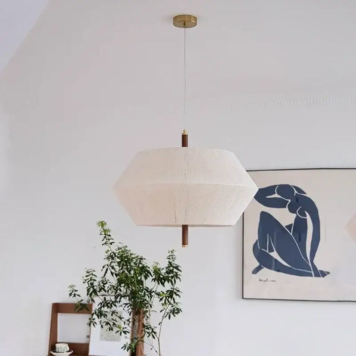 Suspension moderne en lin beige et blanc avec détails en bois
