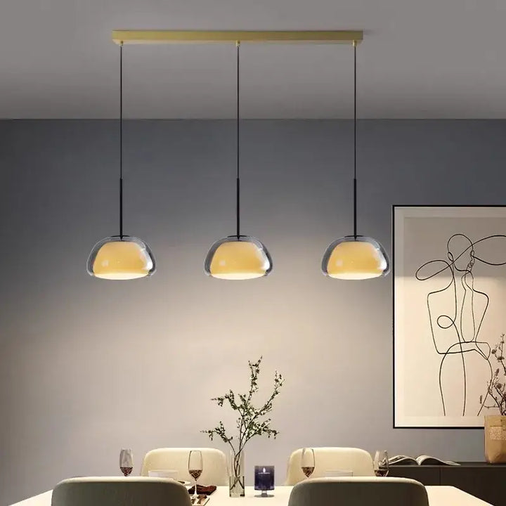 Suspension moderne trois lampes en verre opalin avec barre noire