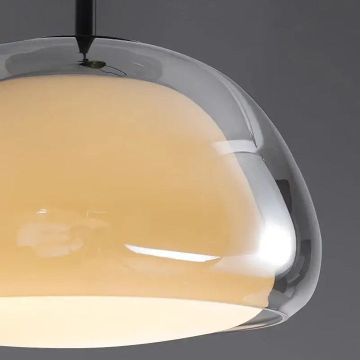 Suspension moderne trois lampes en verre opalin avec barre noire