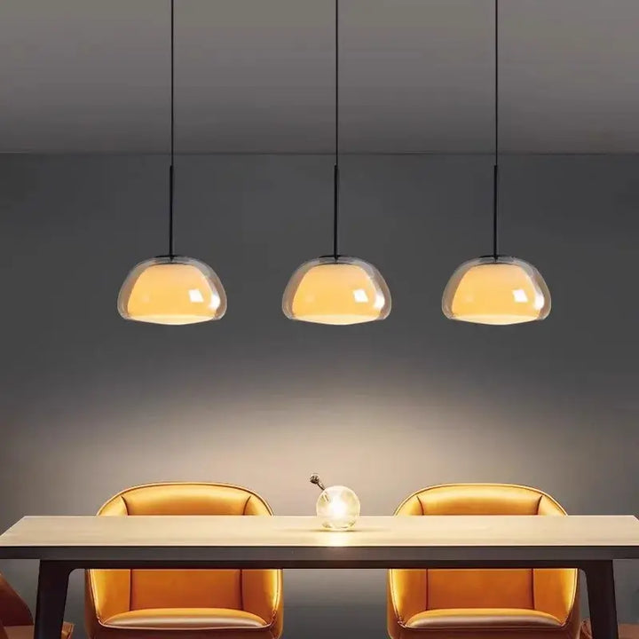 Suspension moderne trois lampes en verre opalin avec barre noire