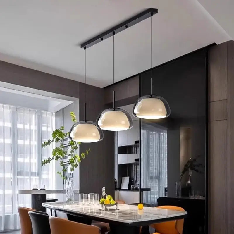 Suspension moderne trois lampes en verre opalin avec barre noire