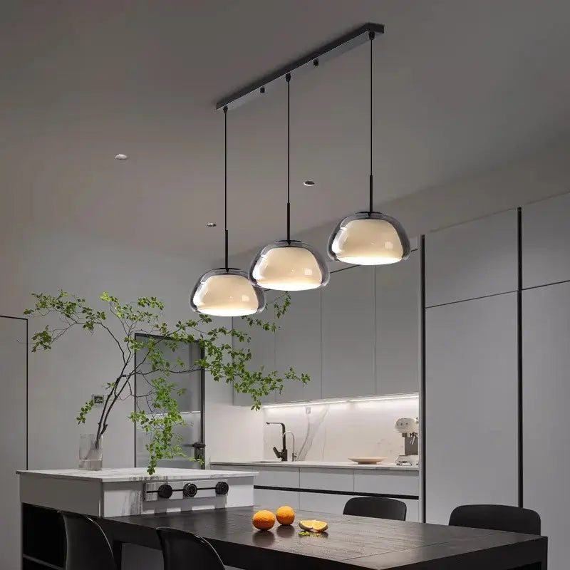 Suspension moderne trois lampes en verre opalin avec barre noire