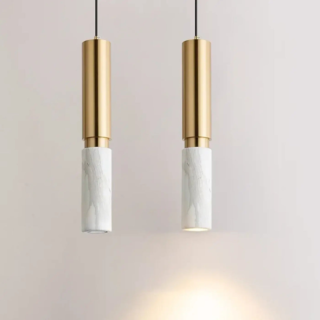 Deux suspensions modernes cylindriques tube doré avec base en marbre blanc veiné pour décoration intérieure élégante