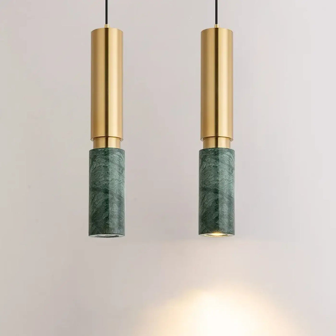 Deux suspensions modernes cylindriques avec tube doré et marbre vert jade pour décoration intérieure élégante