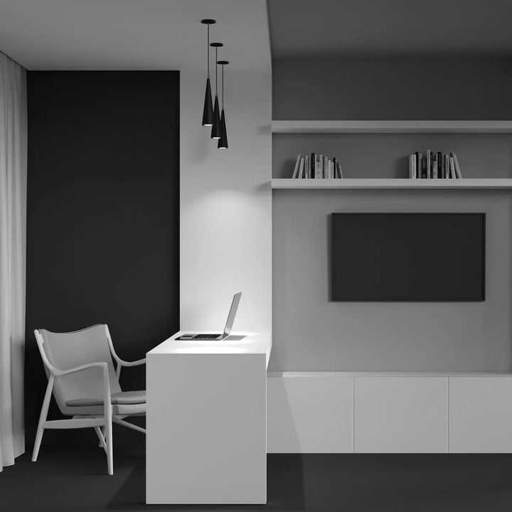 Suspension luminaire nevill cône étroit en acier noir au-dessus d’un bureau blanc minimaliste avec éclairage intégré