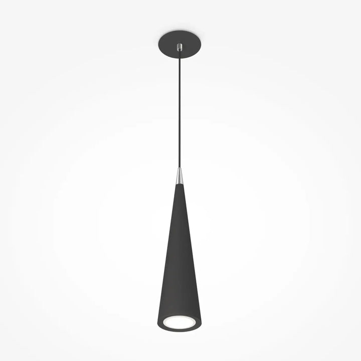 Suspension luminaire neville cône étroit en acier noir avec finition mate et accent argenté au-dessus d’un espace intérieur