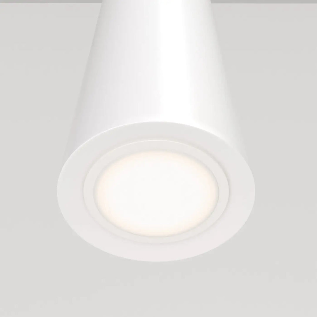 Suspension luminaire neville cône étroit en acier noir avec lumière led circulaire encastrée au-dessus d’un espace
