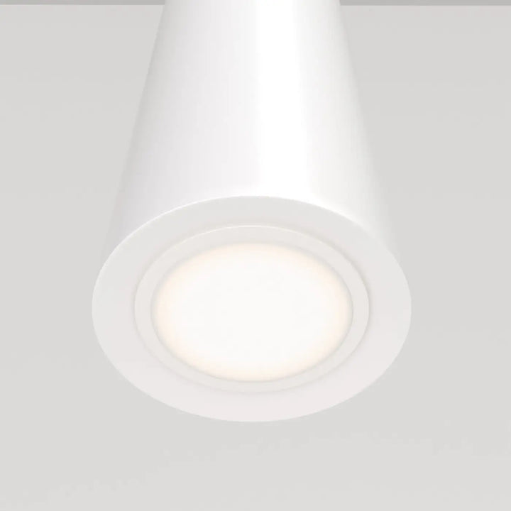Suspension luminaire neville cône étroit en acier noir avec lumière led circulaire encastrée au-dessus d’un espace