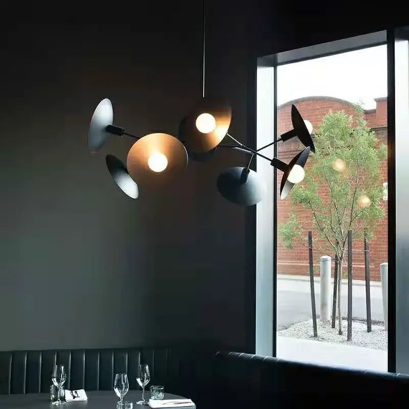 Suspension noire design moderne bras articulés style industriel

