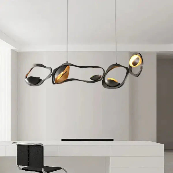 Suspension noire design sculpturale pour bureau ou salon

