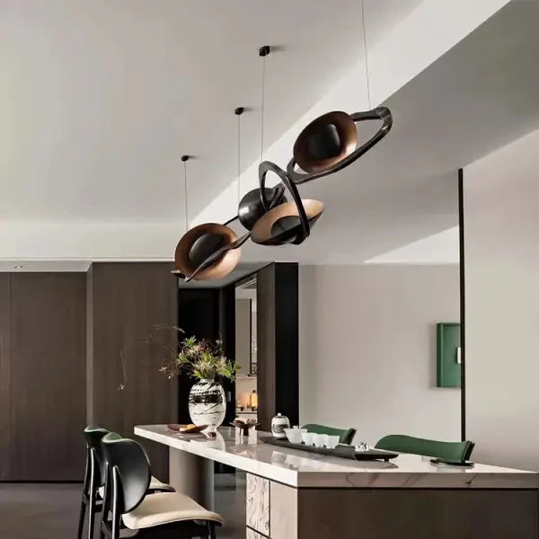 Suspension noire design sculpturale pour bureau ou salon

