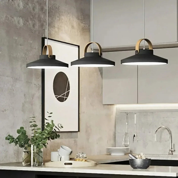 Suspension noire moderne avec anse bois pour cuisine

