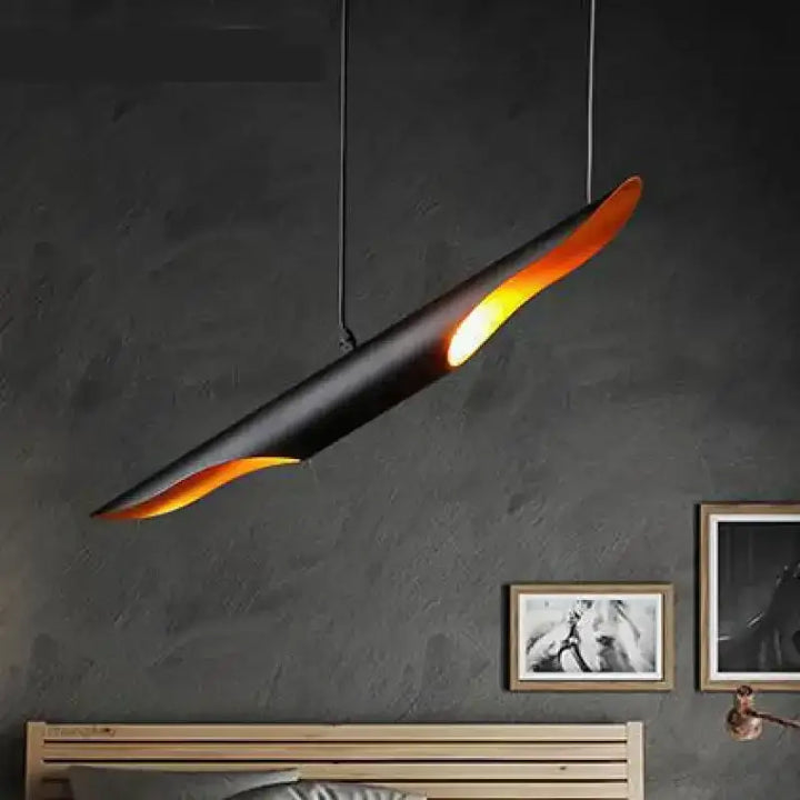 Suspension noire moderne forme tube intérieur doré lumineux

