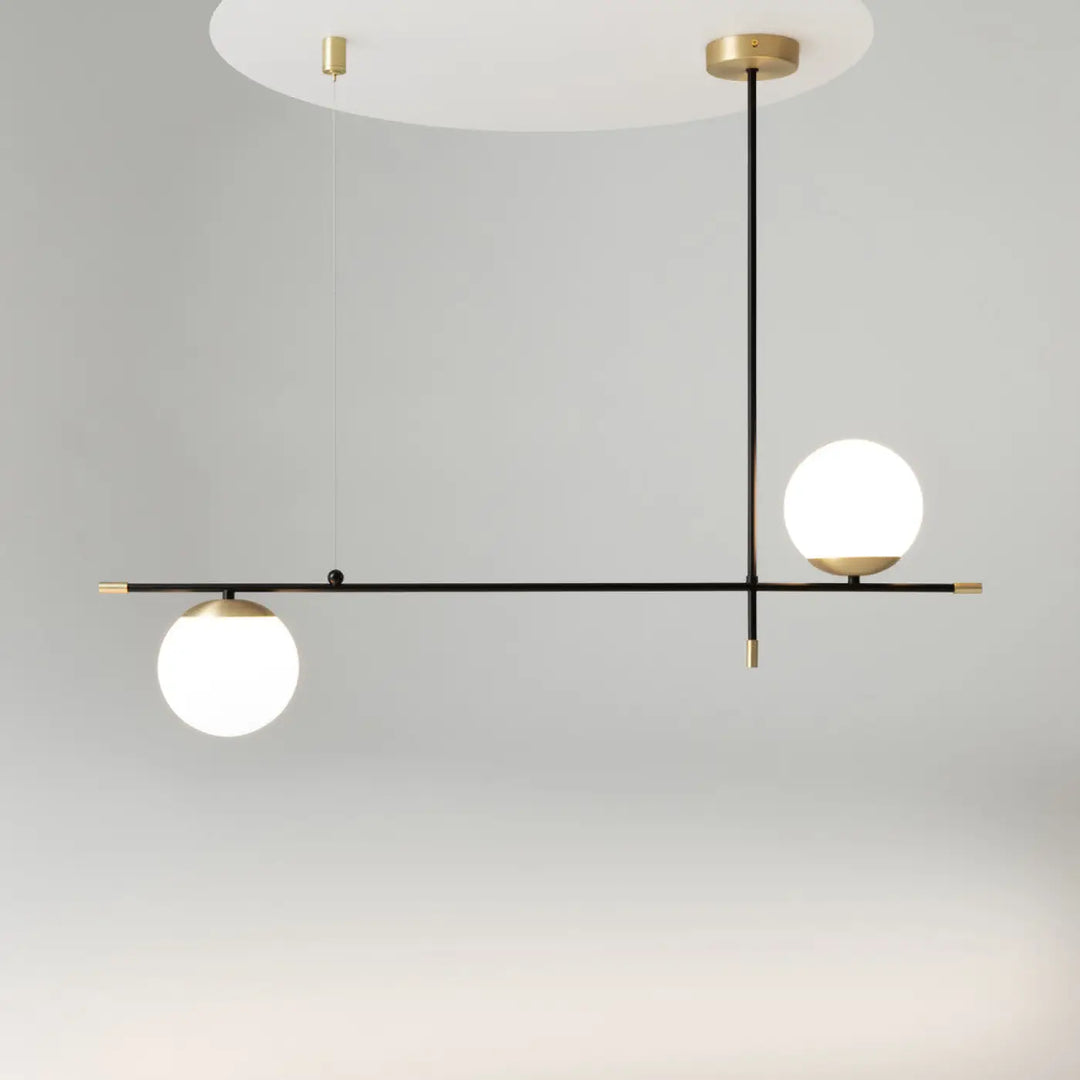 Suspension luminaire nostalgia linéaire en acier noir avec globes en verre opalin pour éclairer au-dessus d’une table