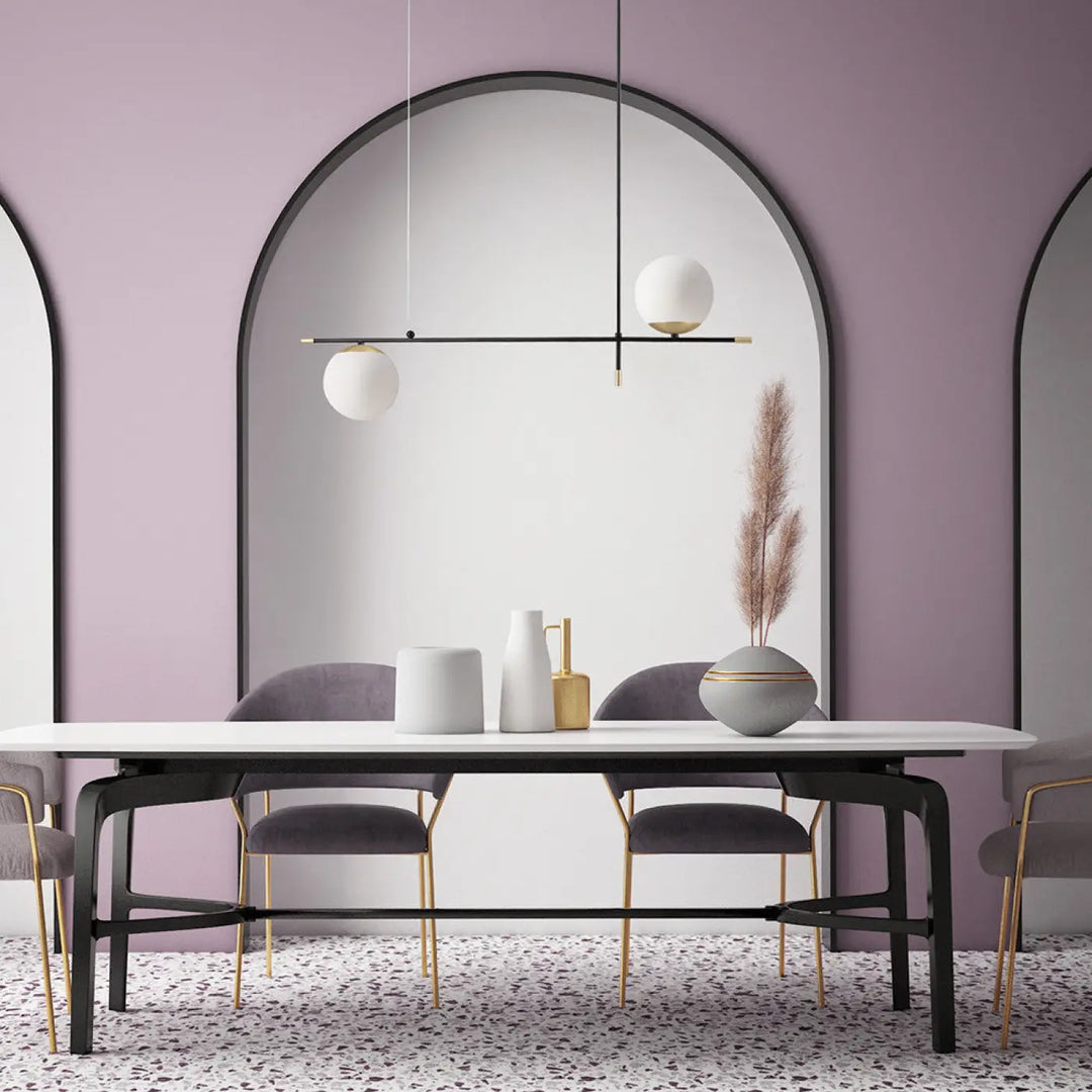 Suspension luminaire nostalgia linéaire en verre opalin et acier noir au-dessus d’une table en marbre blanc avec pieds métalliques noirs