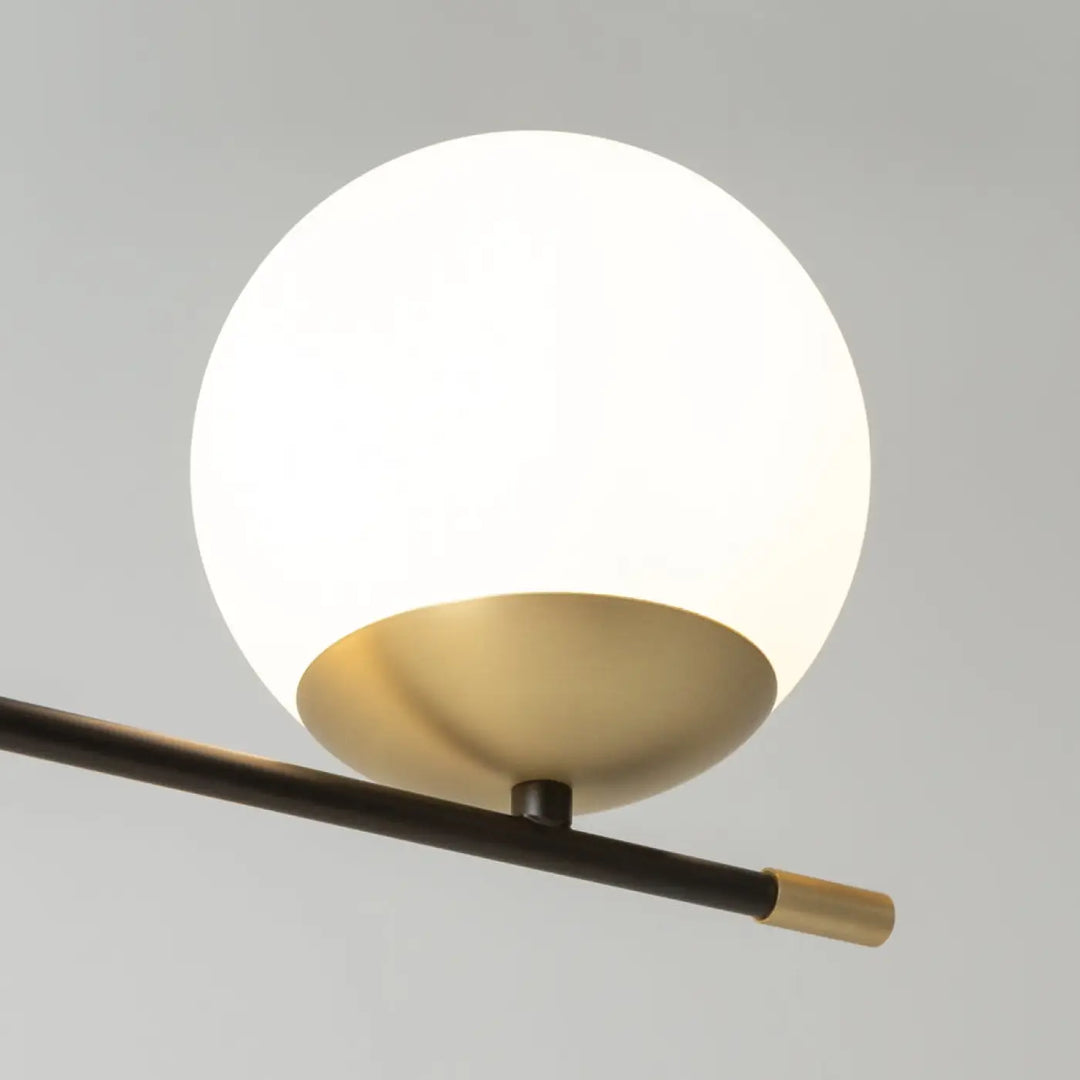 Suspension luminaire nostalgia avec six globes en verre givré et base en laiton sur bras en acier noir moderne