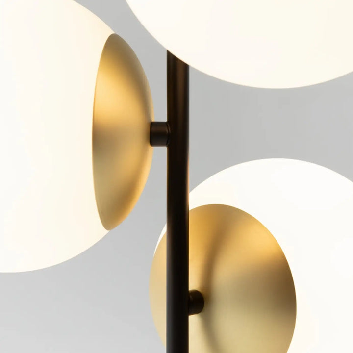 Suspension luminaire nostalgia trois globes avec verre opalin et acier noir à trois globes lumineux blancs sphériques