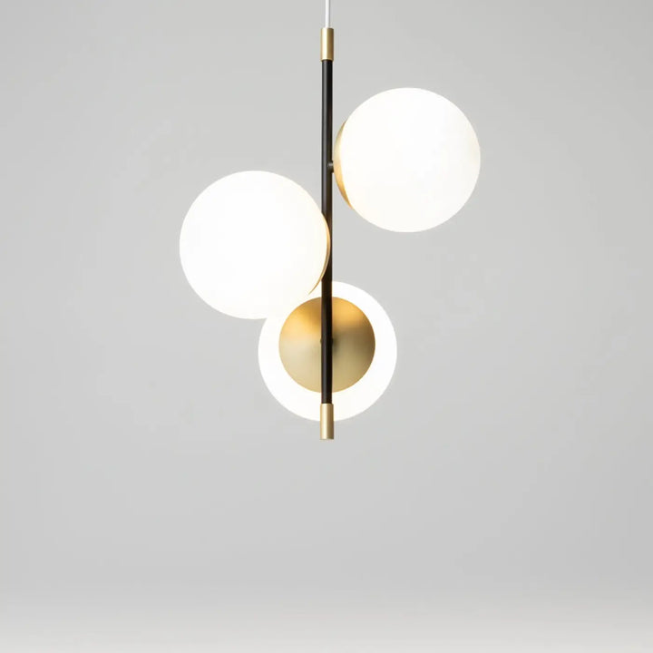 Suspension luminaire nostalgie trois globes en verre opalin avec acier noir et finitions dorées