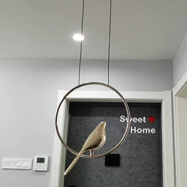 Suspension oiseaux dorés design cercle élégant style moderne poétique