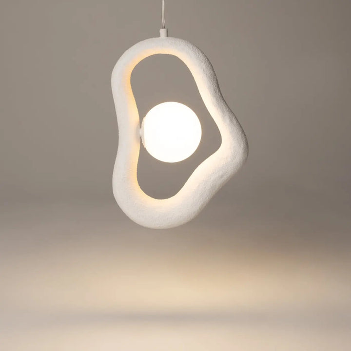 Suspension opus lumière douce en blanc texturé en volume irrégulier en forme dœuf au centre éclairé
