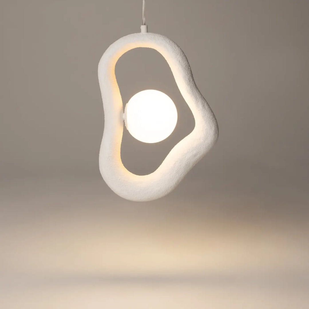 Suspension opus blanche en volume irrégulier avec lumière douce et texture rappelant un œuf au plat éclairé au centre