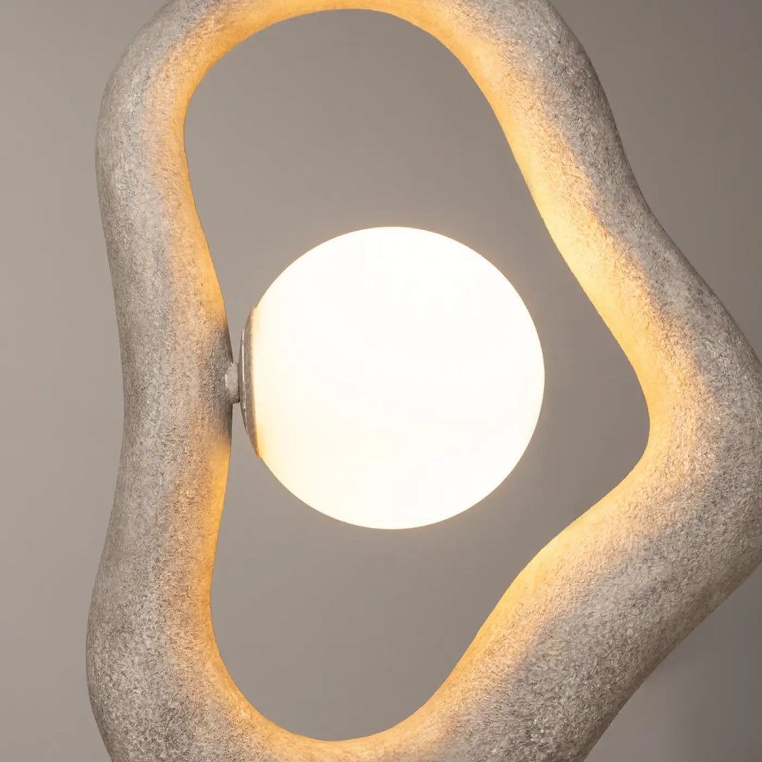 Suspension luminaire opus wabi-sabi avec volume irrégulier en béton gris texturé et lumière douce sphérique blanche