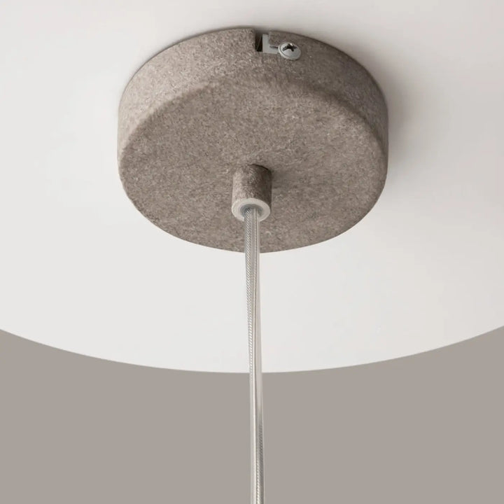 Suspension opus en luminaire gris texturé avec câble métallique élégant pour une lumière douce et un volume irrégulier