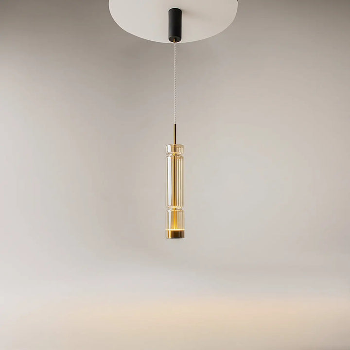 Suspension ordo led avec corps cylindrique en verre teinté et accents métalliques dorés suspendue par chaîne