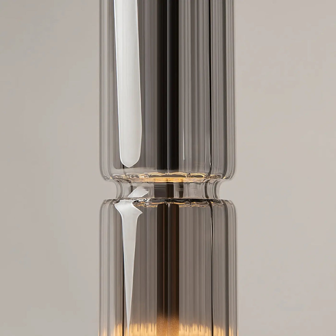 Suspension ordo led avec corps en verre teinté fumé à rainures verticales et lumière ambre chaude