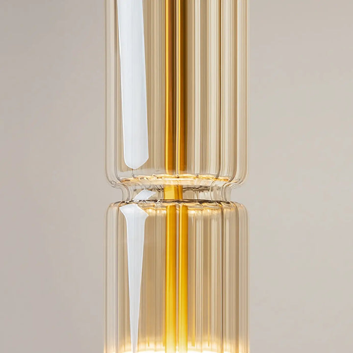 Suspension ordo led moderne en verre clair à rainures verticales avec filament doré pour une lumière chaude