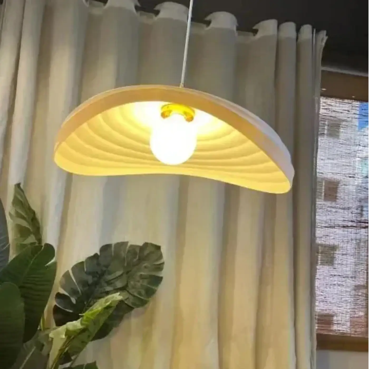 Suspension design épurée forme organique en polystyrène OVUM – lumière & lueur