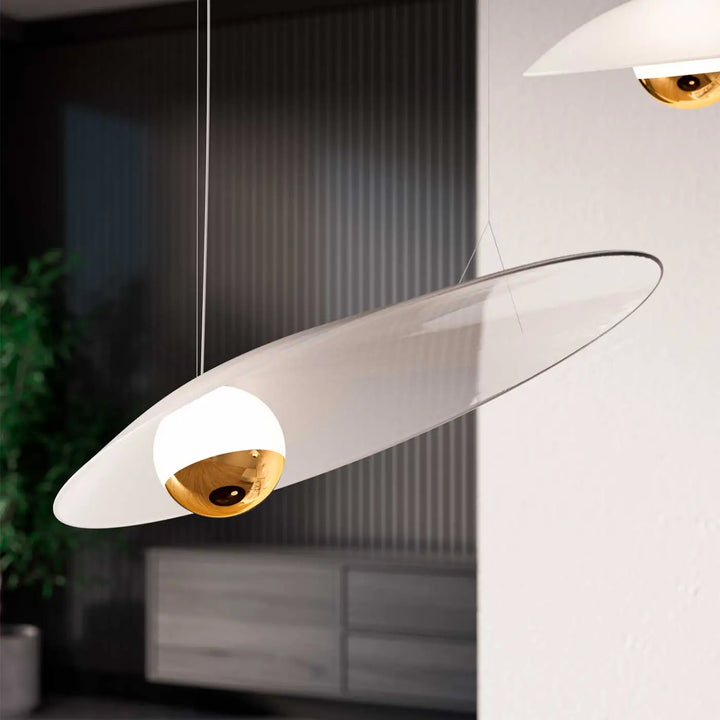 Suspension luminaire oyster avec un disque translucide blanc moderne et un globe doré poli élégant