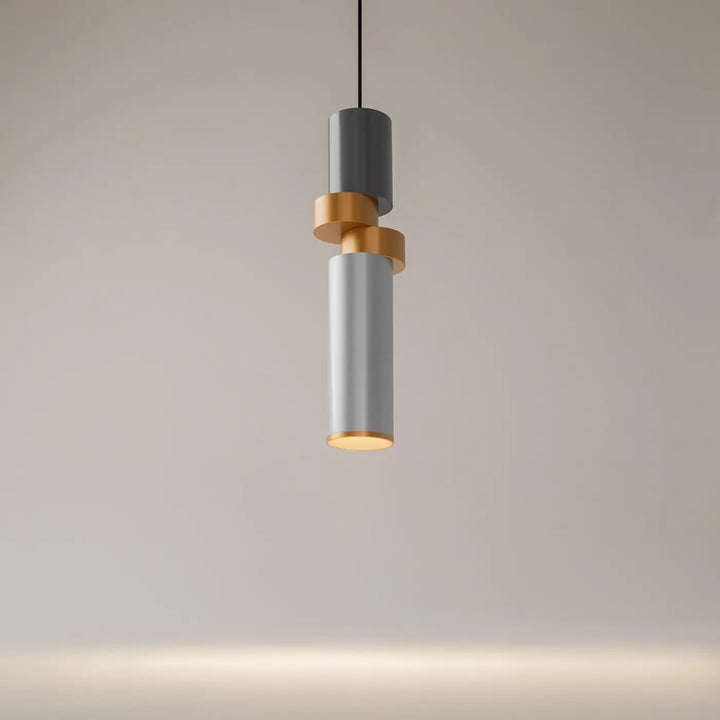 Suspension palette moderne avec abat-jours cylindriques empilés en verre gris et accents disque cuivré