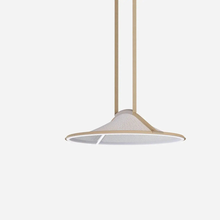 Suspension luminaire pantaya avec lumière douce et abat-jour en maille blanche tricot tendu cadre bois beige design patricia urquiola