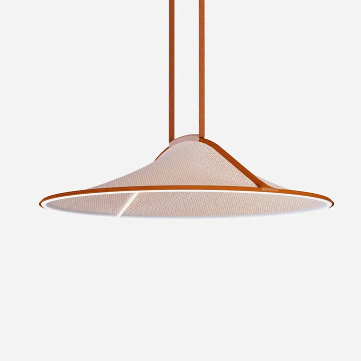 Suspension luminaire pantaya avec large abat-jour conique en tissu beige tricot tendu et cadre cuir brun pour lumière douce par patricia urquiola