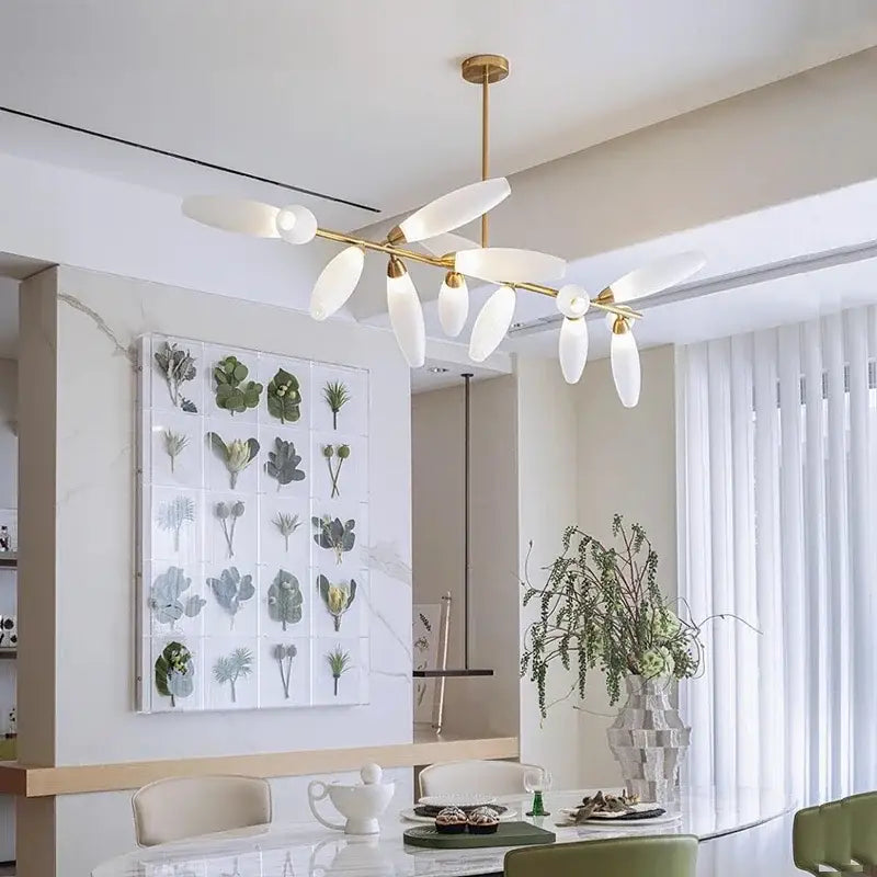 Suspension pétales opalins design floral et lumière douce moderne

