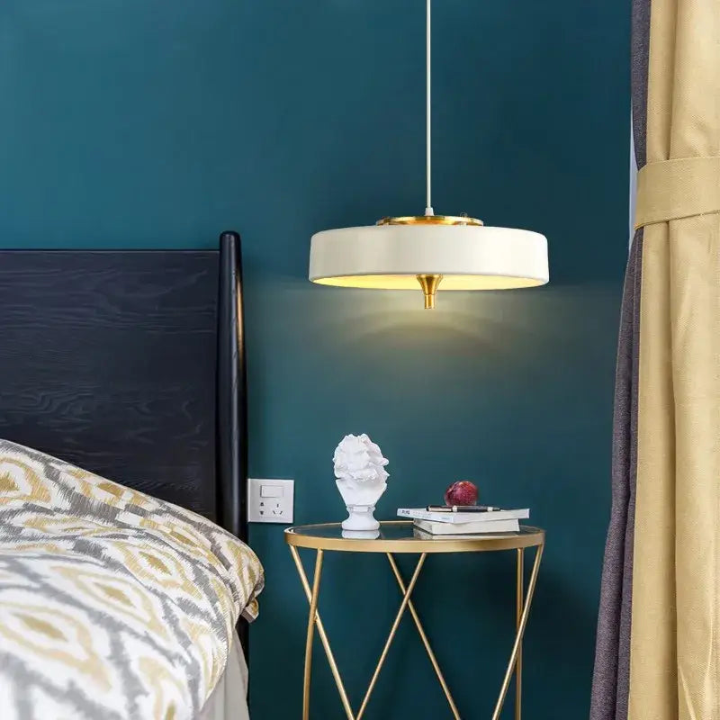 Suspension plate design avec détails dorés élégants