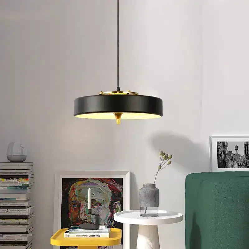 Suspension plate design avec détails dorés élégants