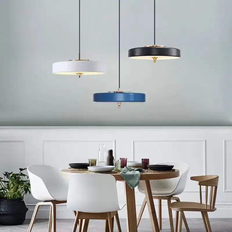 Suspension plate design avec détails dorés élégants