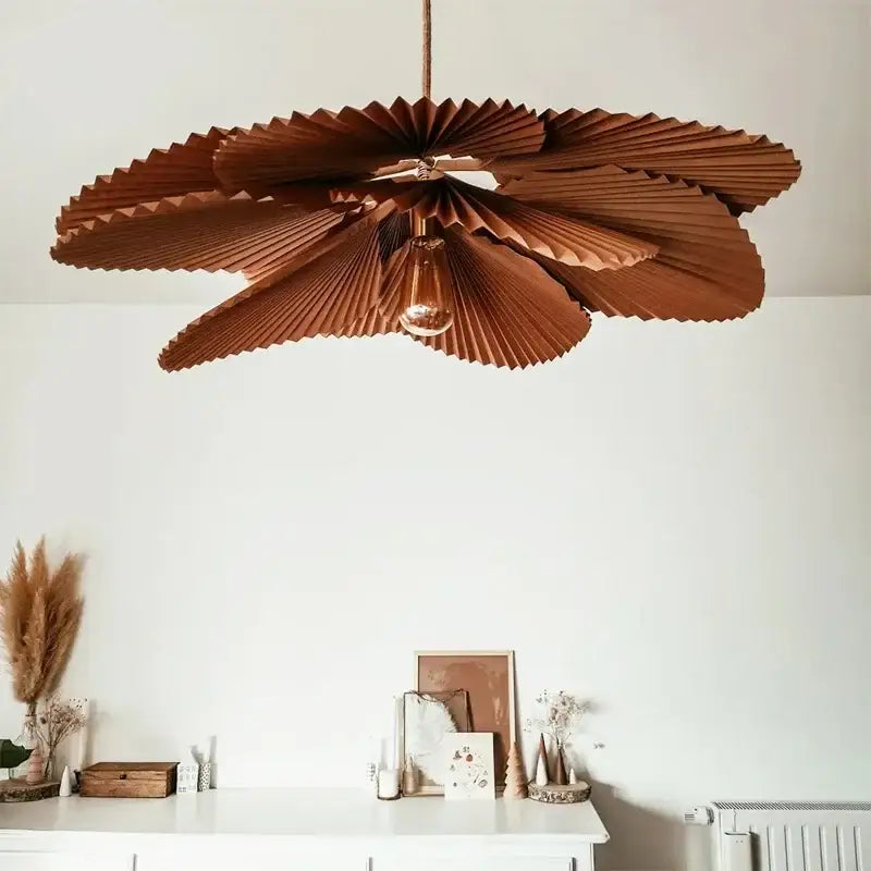 Suspension plissée marron style bohème chic en papier kraft

