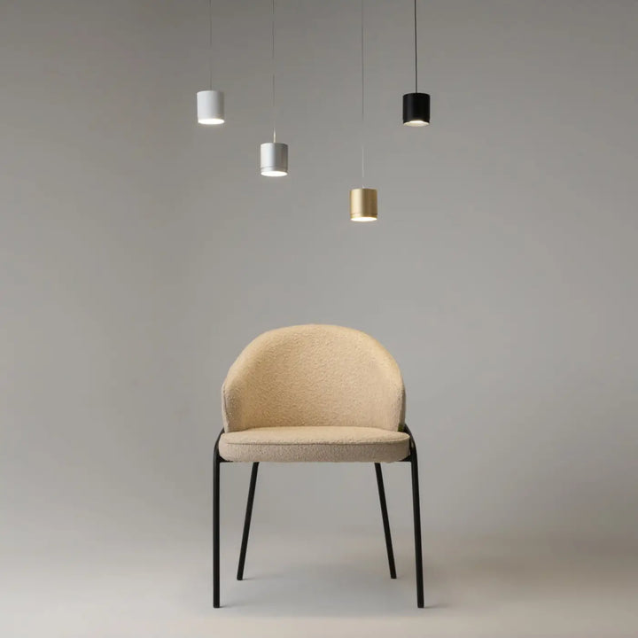 Beige fauteuil en tissu avec pieds en métal noir assorti à la suspension polar petit disque pour espace moderne