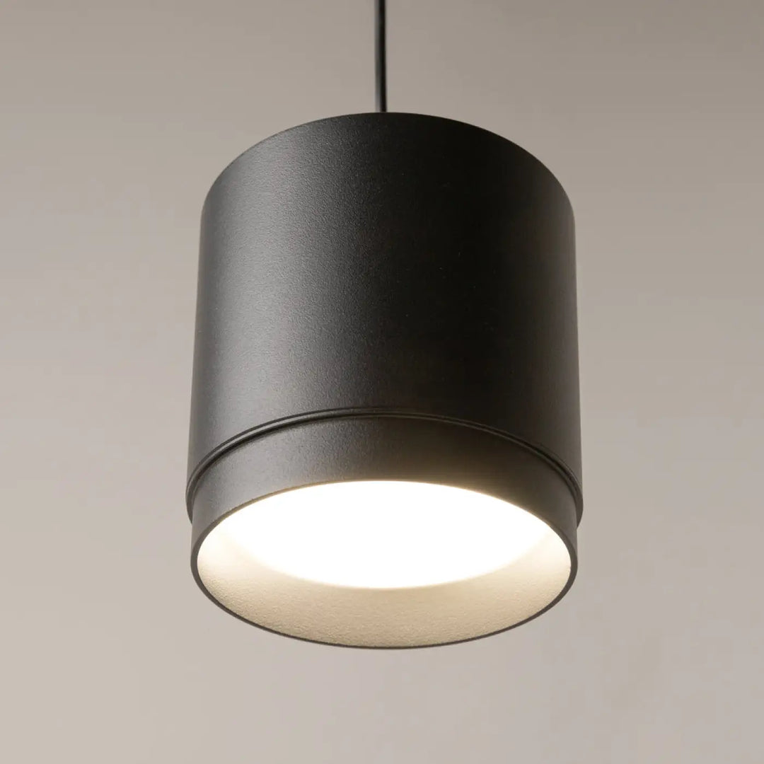 Suspension polar petit disque luminaire cylindrique noir mat avec lumière diffuse chaude intérieure