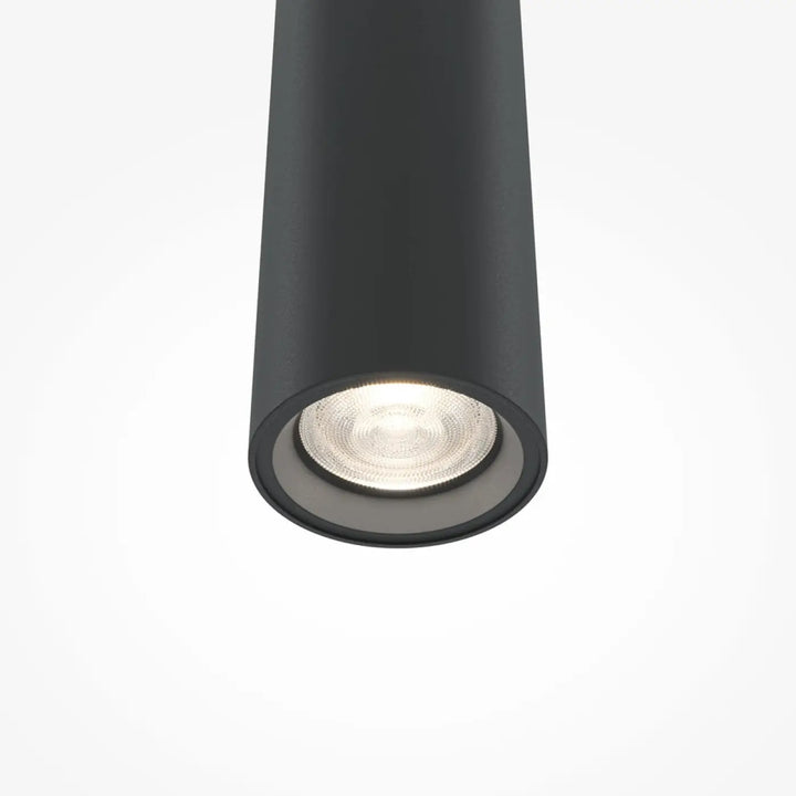 Suspension pro tube lumineux noir cylindrique en finition mate avec led éclairante au-dessus d’un espace intérieur
